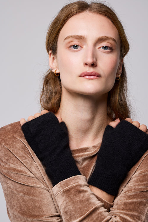 Black Mittens in Raccon wool / Polyamide - MAJESTIC FILATURES