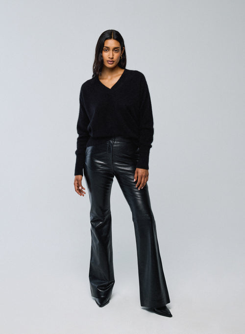 Schwarzer Pullover mit V-Ausschnitt und langen Ärmeln aus Waschbär - MAJESTIC FILATURES