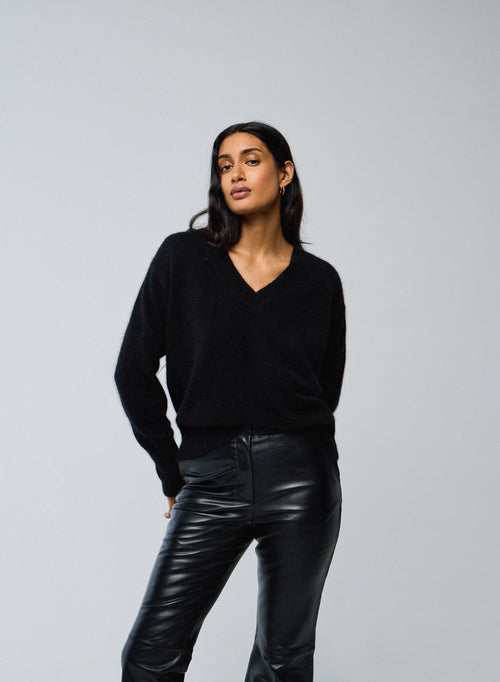 Schwarzer Pullover mit V-Ausschnitt und langen Ärmeln aus Waschbär - MAJESTIC FILATURES