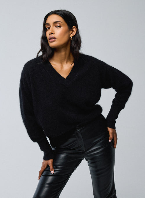 Pull Noir Col V Manches Longues en Raccoon - MAJESTIC FILATURES