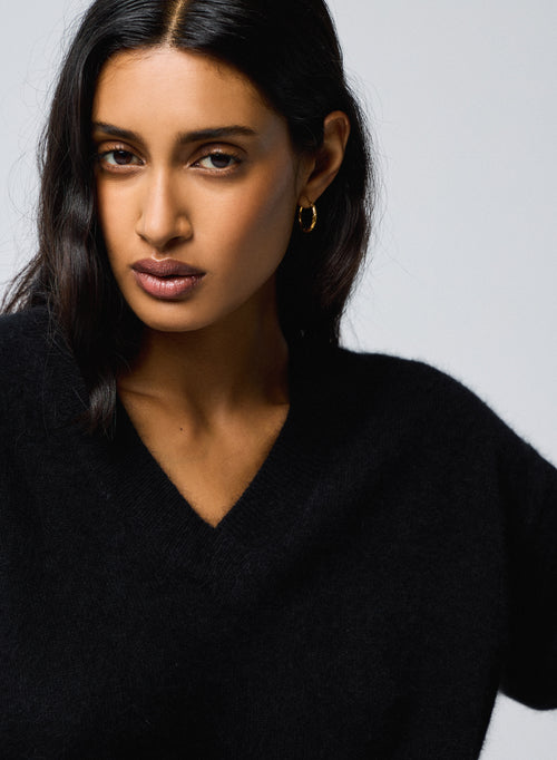 Schwarzer Pullover mit V-Ausschnitt und langen Ärmeln aus Waschbär - MAJESTIC FILATURES