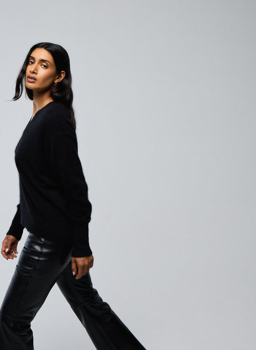 Schwarzer Pullover mit V-Ausschnitt und langen Ärmeln aus Waschbär - MAJESTIC FILATURES