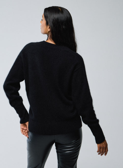 Schwarzer Pullover mit V-Ausschnitt und langen Ärmeln aus Waschbär - MAJESTIC FILATURES