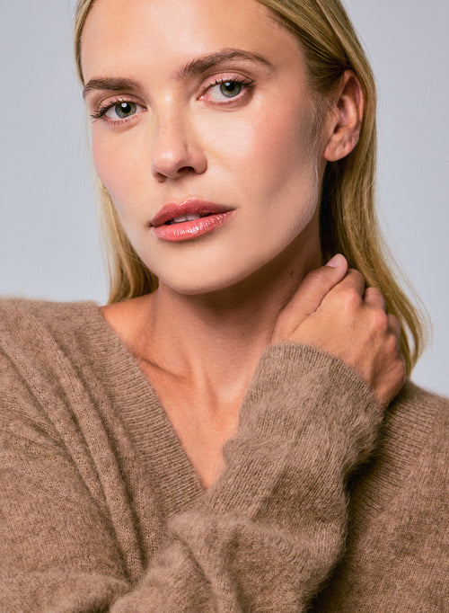 Beiger Pullover mit V-Ausschnitt und langen Ärmeln aus Raccoon-Wolle / Polyamid - MAJESTIC FILATURES