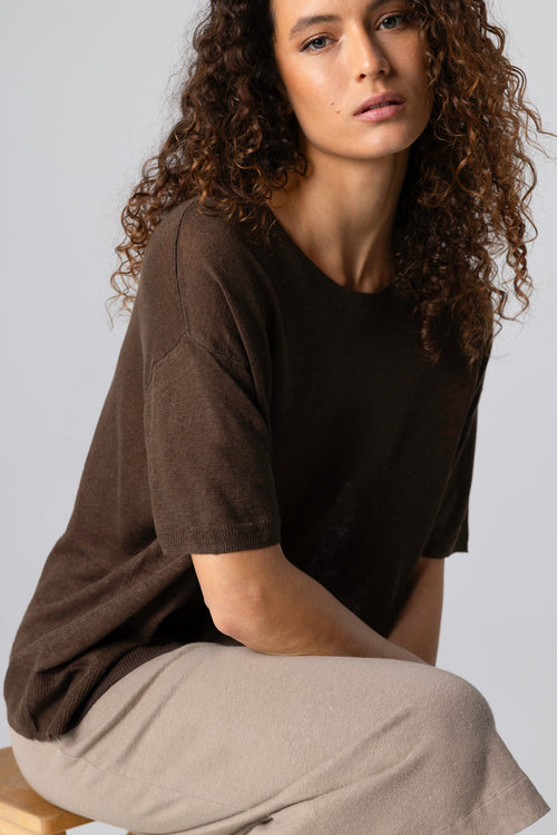 Pullover mit Rundhalsausschnitt und kurzen Ärmeln aus Leinen in Dunkelbraun - MAJESTIC FILATURES