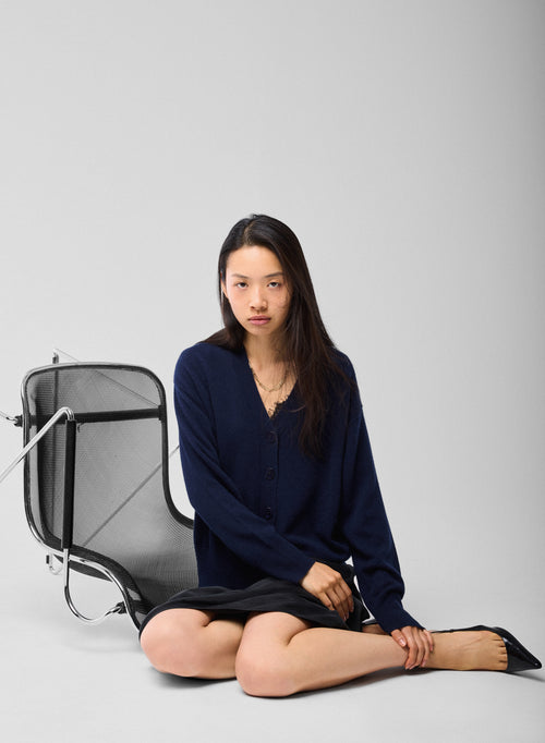 Marineblaue Strickjacke mit V-Ausschnitt und langen Ärmeln aus Kaschmir - MAJESTIC FILATURES