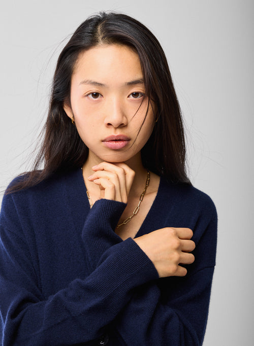 Marineblaue Strickjacke mit V-Ausschnitt und langen Ärmeln aus Kaschmir - MAJESTIC FILATURES