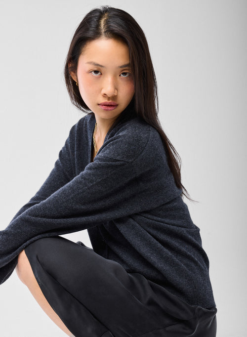 Graue Strickjacke mit V-Ausschnitt und langen Ärmeln aus Kaschmir - MAJESTIC FILATURES