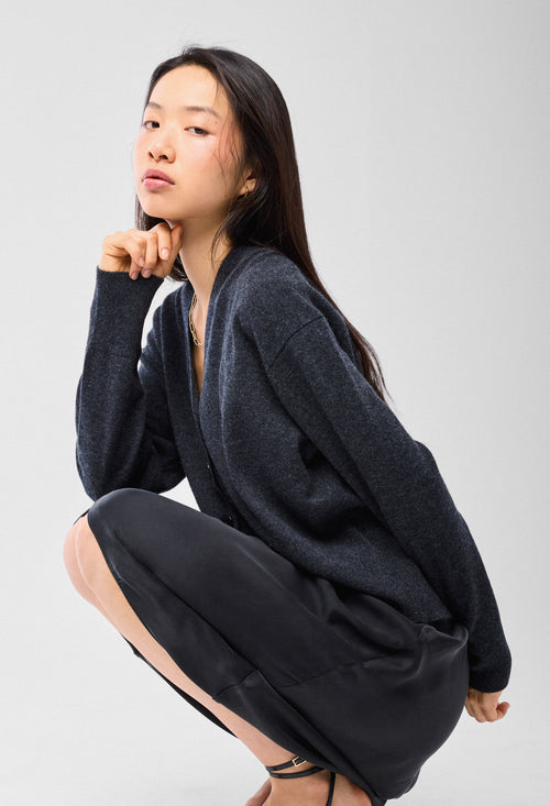 Graue Strickjacke mit V-Ausschnitt und langen Ärmeln aus Kaschmir - MAJESTIC FILATURES