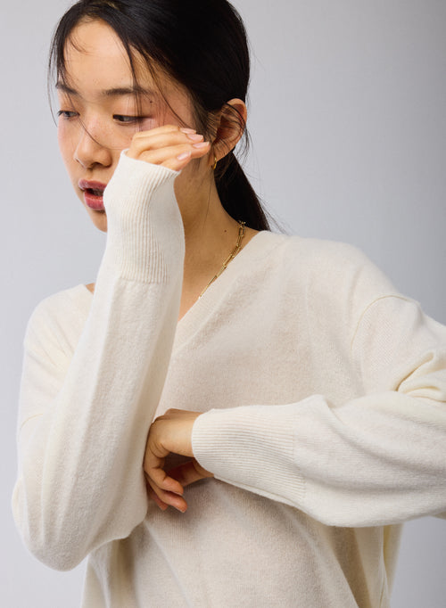 Suéter Blanco con Cuello en V y Mangas Largas de Cachemir - MAJESTIC FILATURES