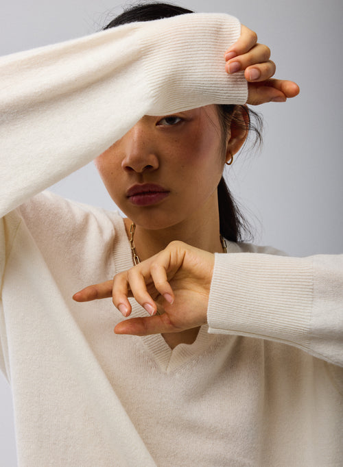 Suéter Blanco con Cuello en V y Mangas Largas de Cachemir - MAJESTIC FILATURES