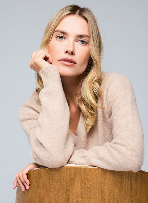 Beige V-neck sweater with long sleeves in wool / cashmere - MAJESTIC FILATURES