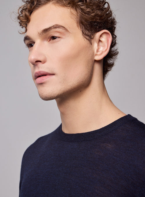 Suéter de manga larga con cuello redondo en lana merino azul marino - MAJESTIC FILATURES