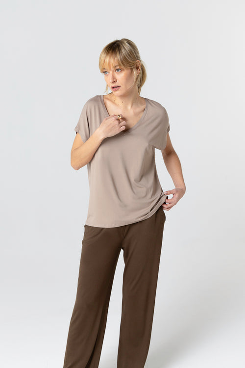T-Shirt mit V-Ausschnitt und kurzen Ärmeln aus Viskose/Elasthan in Braun - MAJESTIC FILATURES
