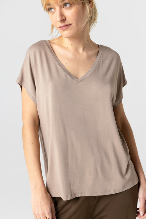 T-Shirt mit V-Ausschnitt und kurzen Ärmeln aus Viskose/Elasthan in Braun - MAJESTIC FILATURES