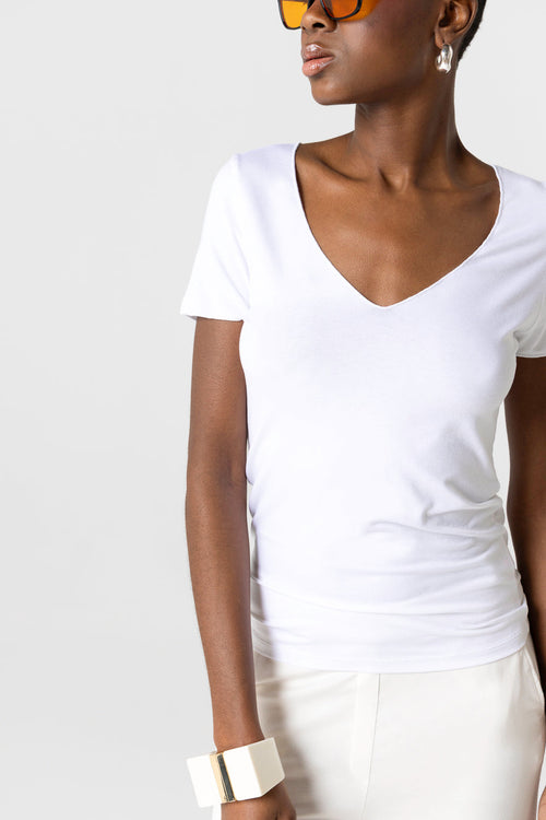 Camiseta blanca con cuello en V y manga corta de viscosa/elastano - MAJESTIC FILATURES