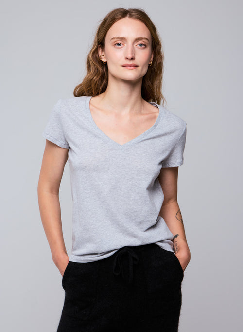T-shirt Gris Julia Col V Manches Courtes en Coton organique - MAJESTIC FILATURES