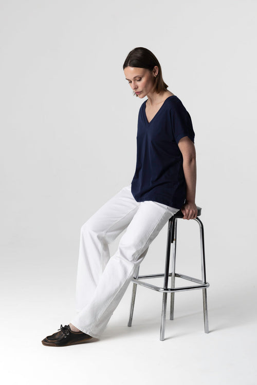 Kurzarm-T-Shirt mit V-Ausschnitt aus Bio-Baumwolle in Marineblau - MAJESTIC FILATURES
