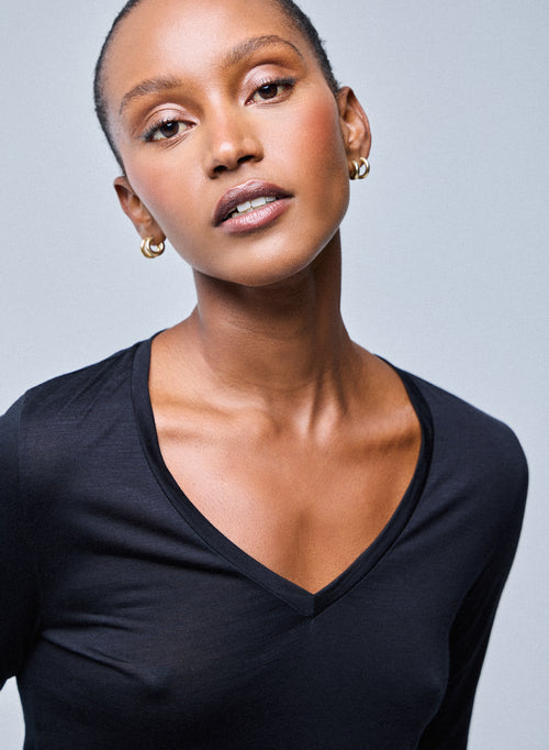 Camiseta negra de manga larga con cuello de pico en Lyocel / Lana virgen - MAJESTIC FILATURES